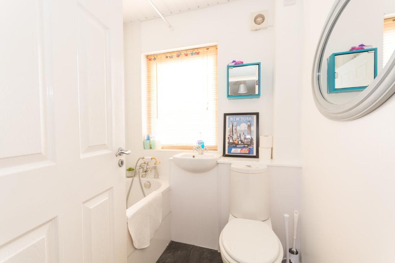 Excellent Location - City Centre - Parking - 4 Beds -2 Bedrooms Белфаст Екстериор снимка