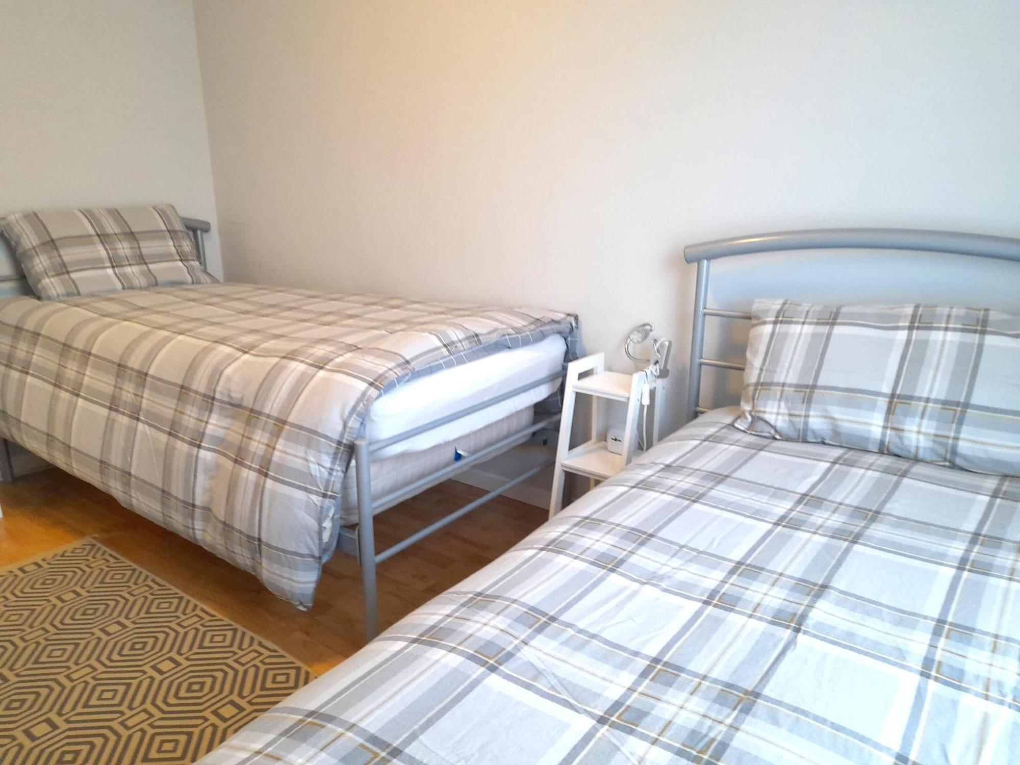 Excellent Location - City Centre - Parking - 4 Beds -2 Bedrooms Белфаст Екстериор снимка