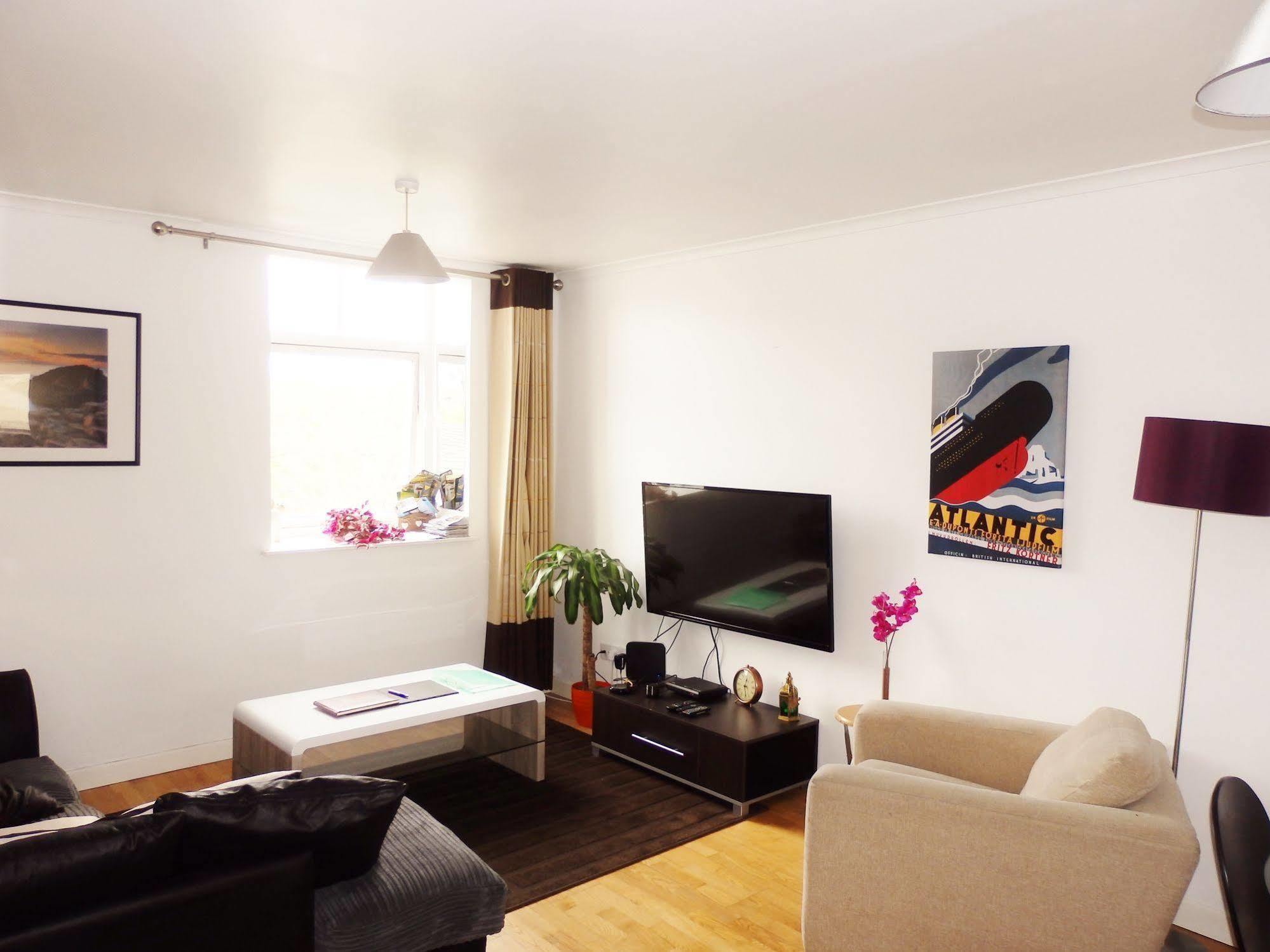 Excellent Location - City Centre - Parking - 4 Beds -2 Bedrooms Белфаст Екстериор снимка