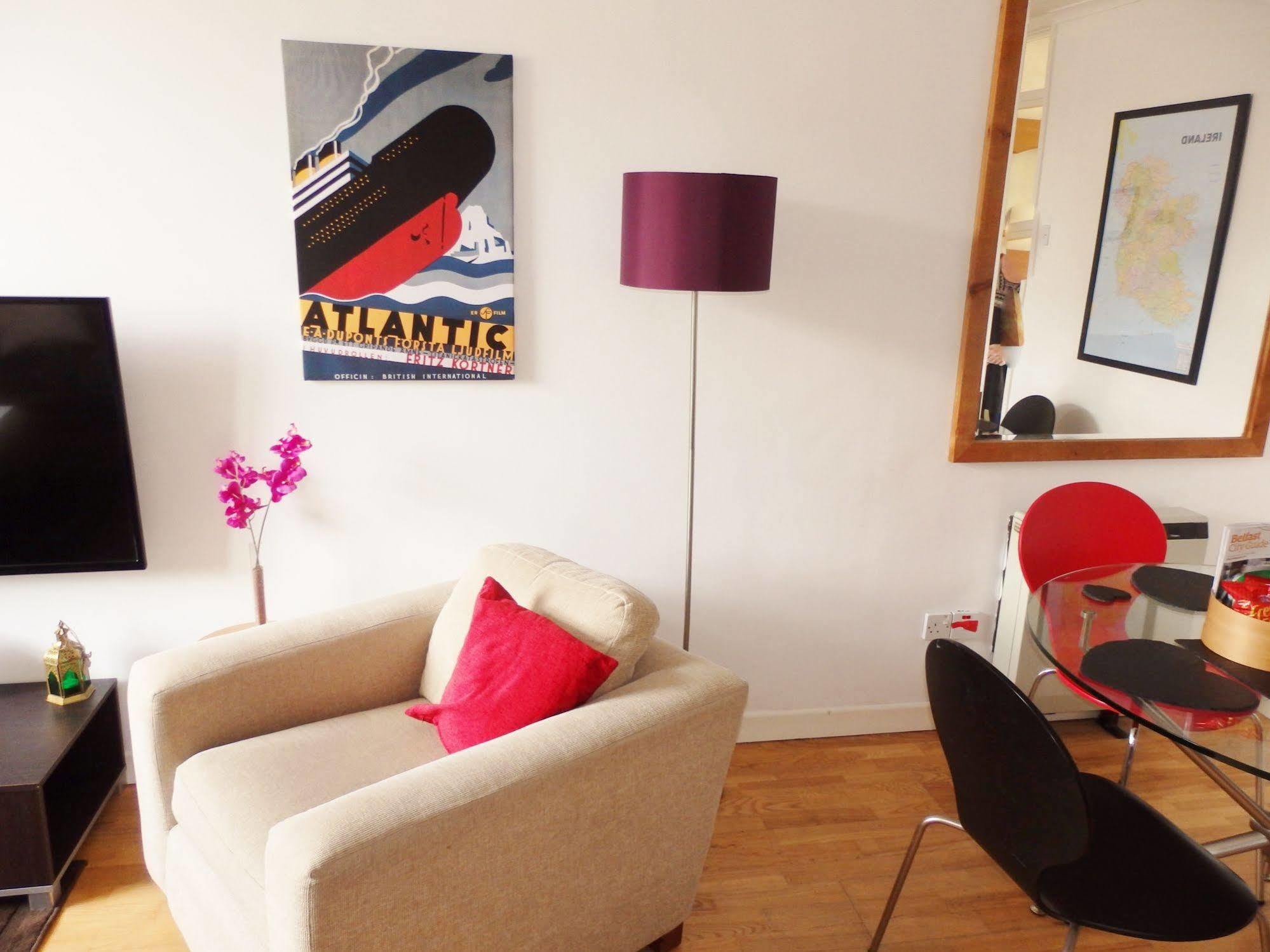 Excellent Location - City Centre - Parking - 4 Beds -2 Bedrooms Белфаст Екстериор снимка