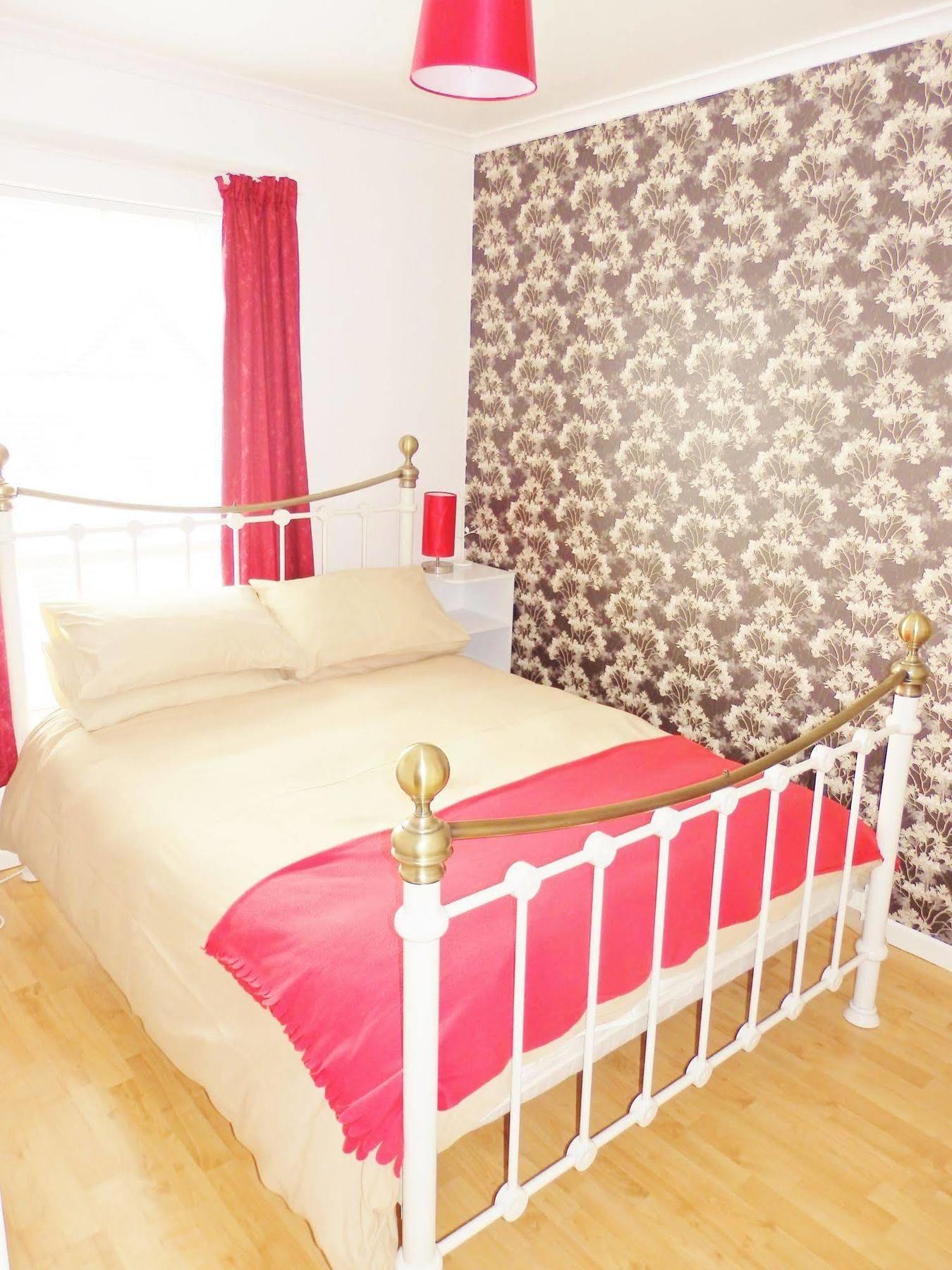 Excellent Location - City Centre - Parking - 4 Beds -2 Bedrooms Белфаст Екстериор снимка
