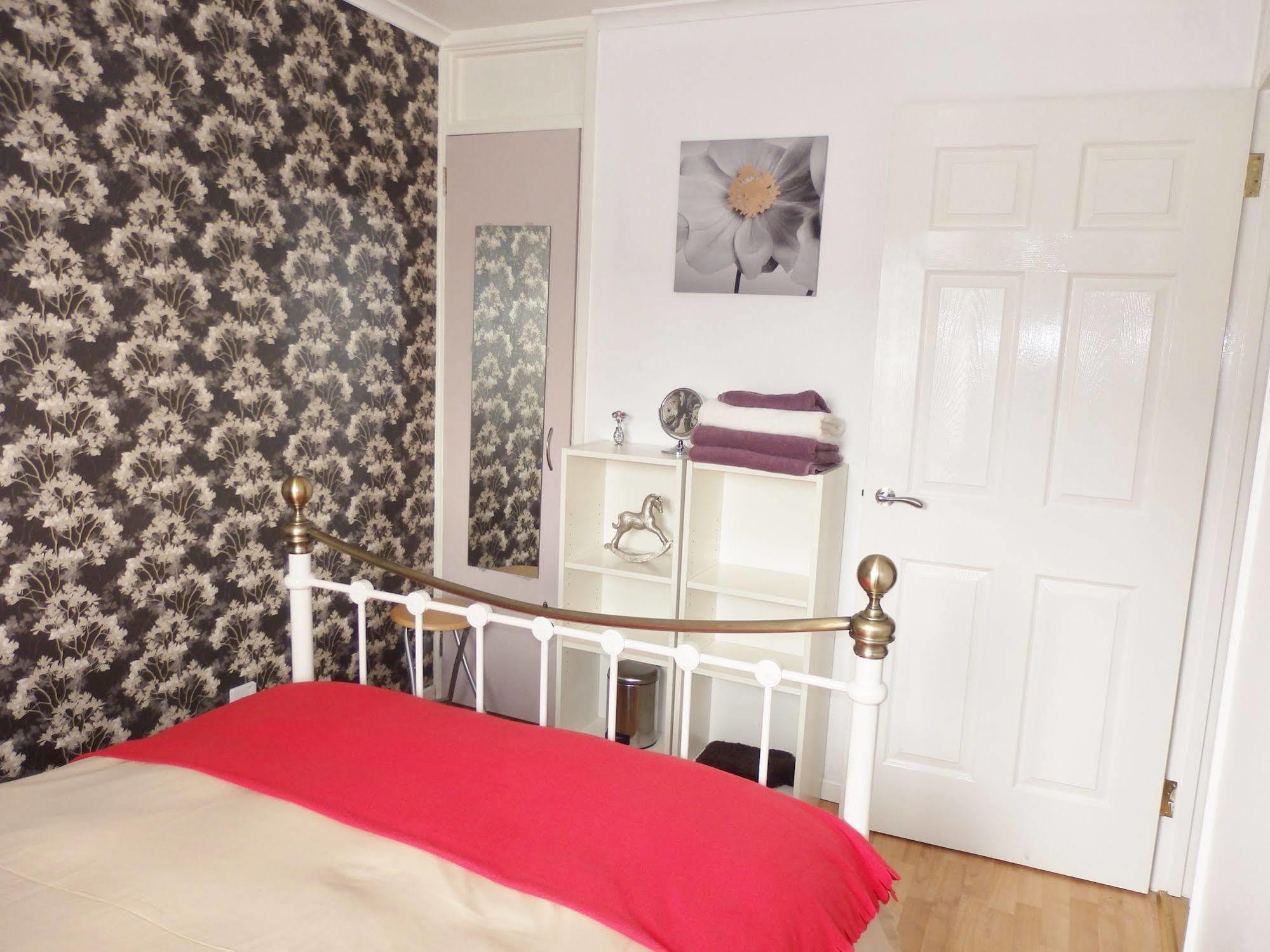 Excellent Location - City Centre - Parking - 4 Beds -2 Bedrooms Белфаст Екстериор снимка