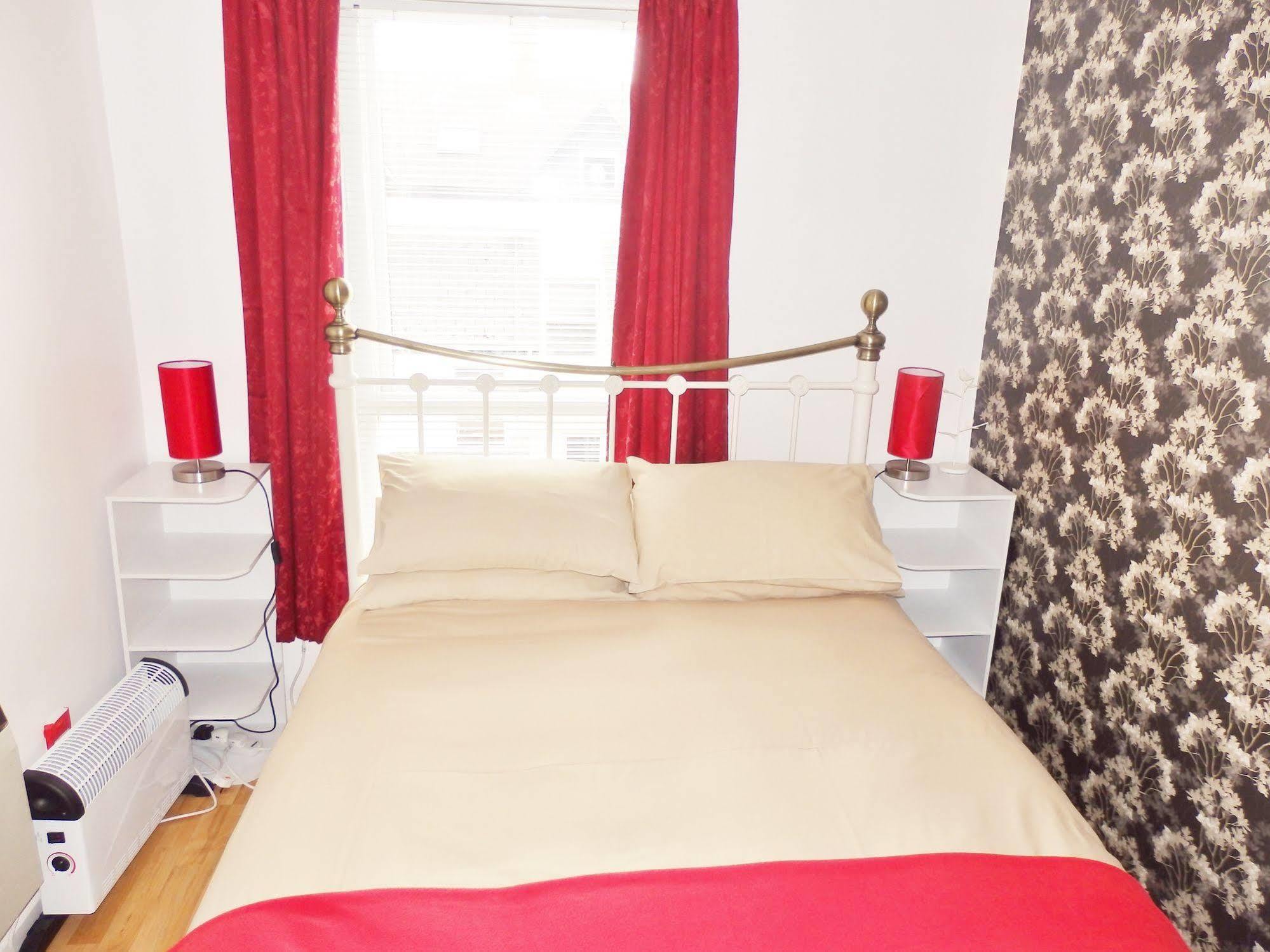 Excellent Location - City Centre - Parking - 4 Beds -2 Bedrooms Белфаст Екстериор снимка