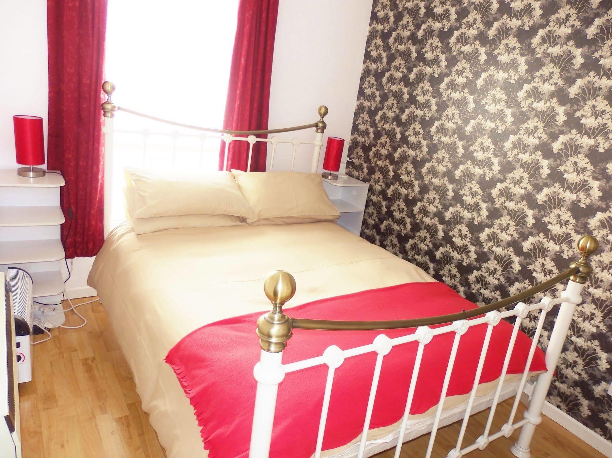 Excellent Location - City Centre - Parking - 4 Beds -2 Bedrooms Белфаст Екстериор снимка